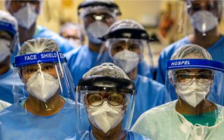 COVID-19: Las muertes de personal sanitario ascienden al menos a 17.000, mientras las organizaciones piden una rápida distribución de las vacunas