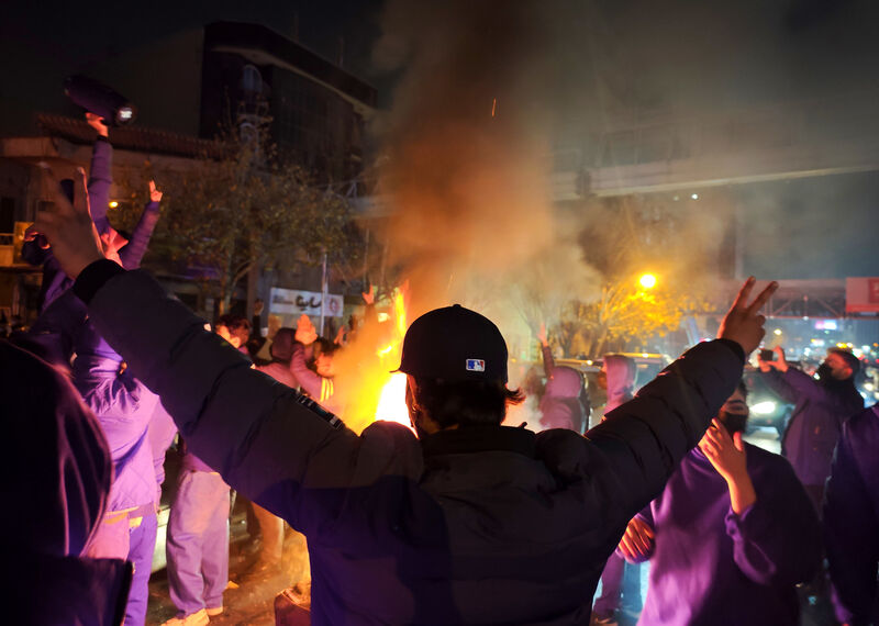 Hogueras encendidas durante una protesta