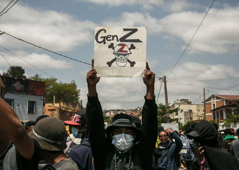 Manifestante sosteniendo un cartel durante una manifestación
