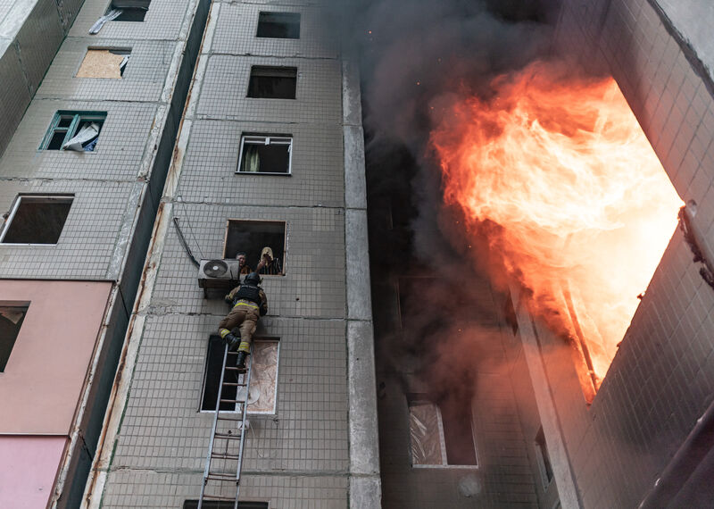 Bomberos trabajando en la extinción de un incendio