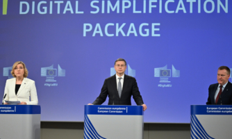 Cómo las propuestas de la UE para “simplificar” las leyes tecnológicas recortarán nuestros derechos para alimentar la inteligencia artificial
