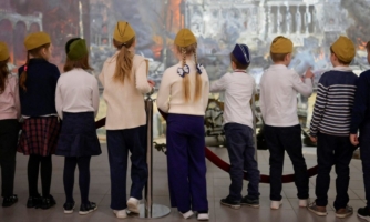 Rusia: Las escuelas se han convertido en “fábricas de sumisión” mediante el adoctrinamiento estatal y la vigilancia de niños y niñas