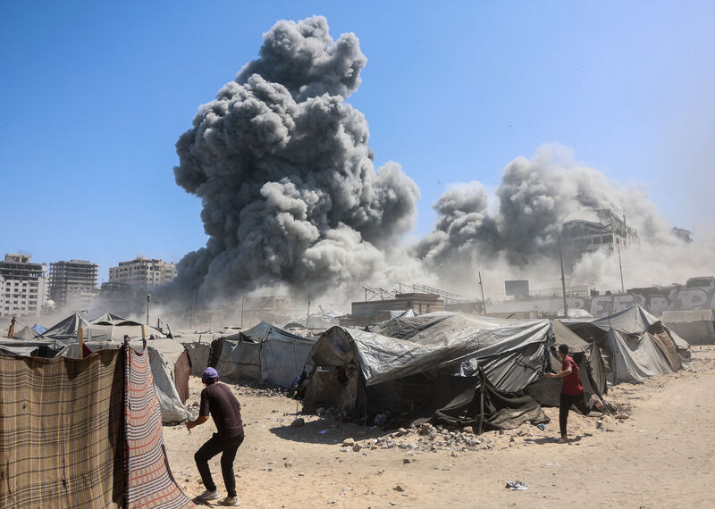 Columnas de humo en la ciudad de Gaza tras ataques israelíes