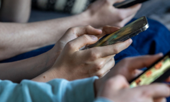 Francia: La protección de la infancia online empieza con el diseño de las plataformas, no con prohibiciones