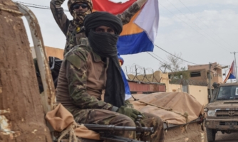 Malí: Evidencia de crímenes de guerra de grupos armados en la región de Gao