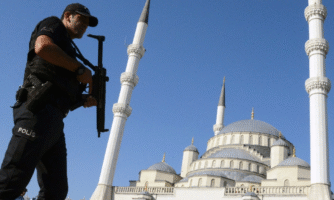 Turquía: Las autoridades deben levantar la prohibición general de protestar impuesta con motivo de la cumbre de la OTAN y poner en libertad a decenas de personas detenidas arbitrariamente