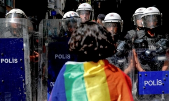 Turquía: Las autoridades deben poner fin a la represión creciente de los grupos de derechos LGBTI y liberar de inmediato a los y las activistas detenidos